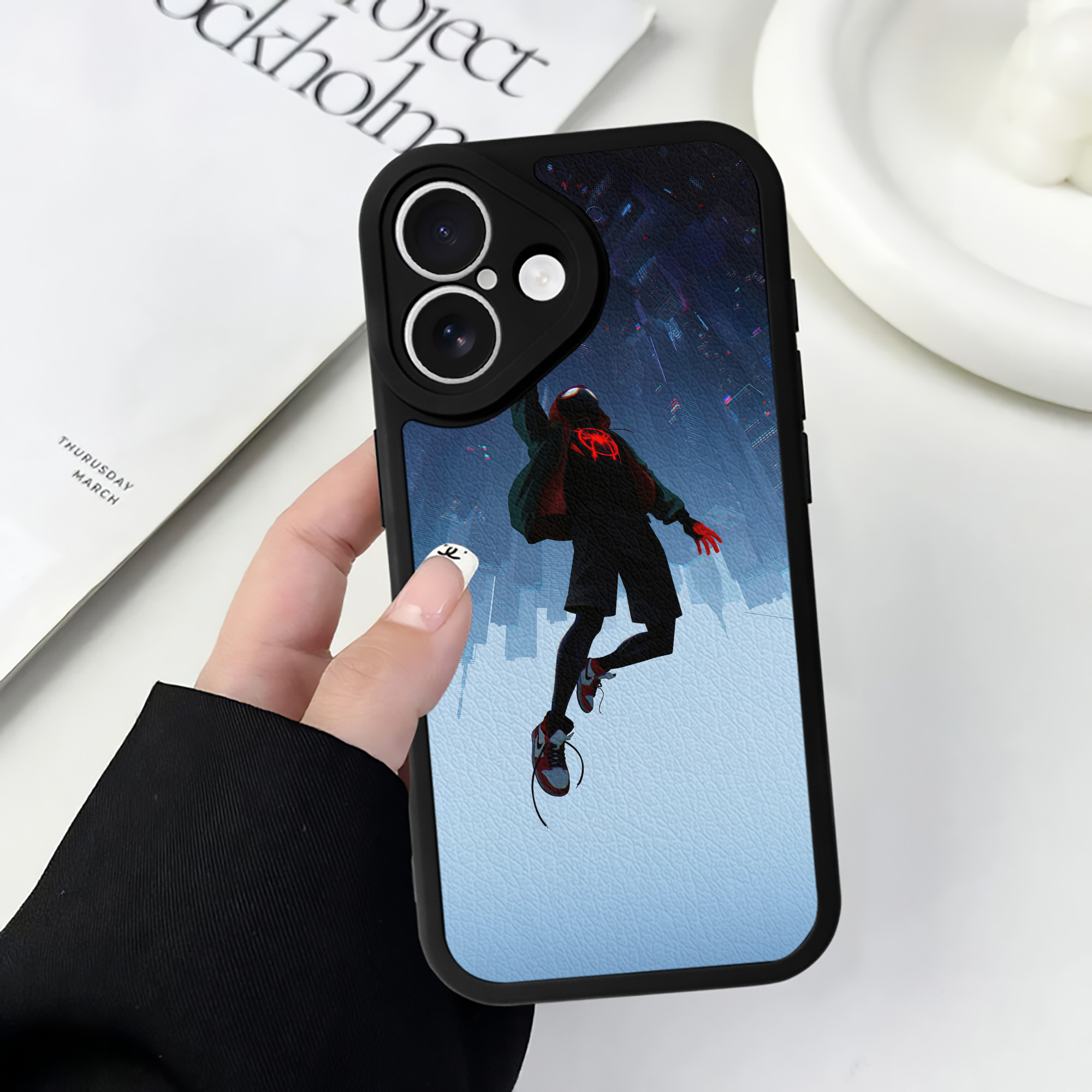 Spider Man スパイダーマン 【iPhone 16シリーズ対応】シリコンスマホケース（レザー調） 材質：シリコン